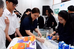 Sinh viên thử chế biến, trình bày món ăn, trải nghiệm hoạt động ngành FnB. Ảnh: N.N