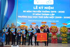 Lãnh đạo UBND TPHCM trao Cờ truyền thống tặng Trường Đại học Thủ Dầu Một. Ảnh: NTCC.