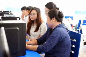 Đội ngũ tư vấn tuyển sinh của Trường Đại học Thủ Dầu Một hỗ trợ thí sinh trong giai đoạn thực hành đăng ký nguyện vọng xét tuyển năm 2026. Ảnh: TDMU.