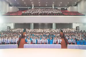 Cán bộ, giảng viên và sinh viên, học viên nhà trường dự lễ khai giảng năm học 2025-2026. Ảnh: TDTU