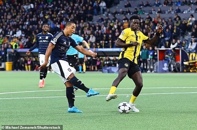 Họ nhận được sự khen ngợi từ đông đảo cổ động viên nhà. 5.jpg