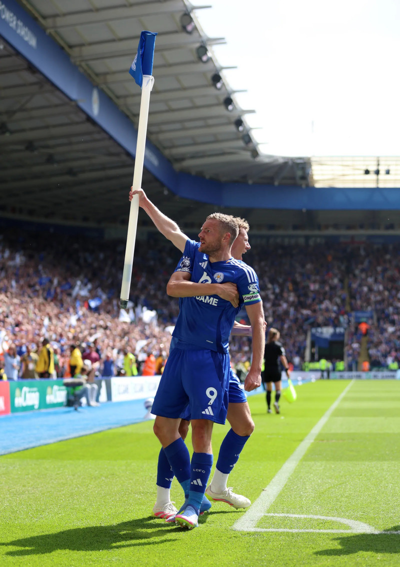 Đây cũng là trận đấu thứ 500 của Vardy cho Leicester, nhưng anh sẽ chia tay câu lạc bộ vào cuối mùa sau 13 năm gắn bó. vardy-4.jpg