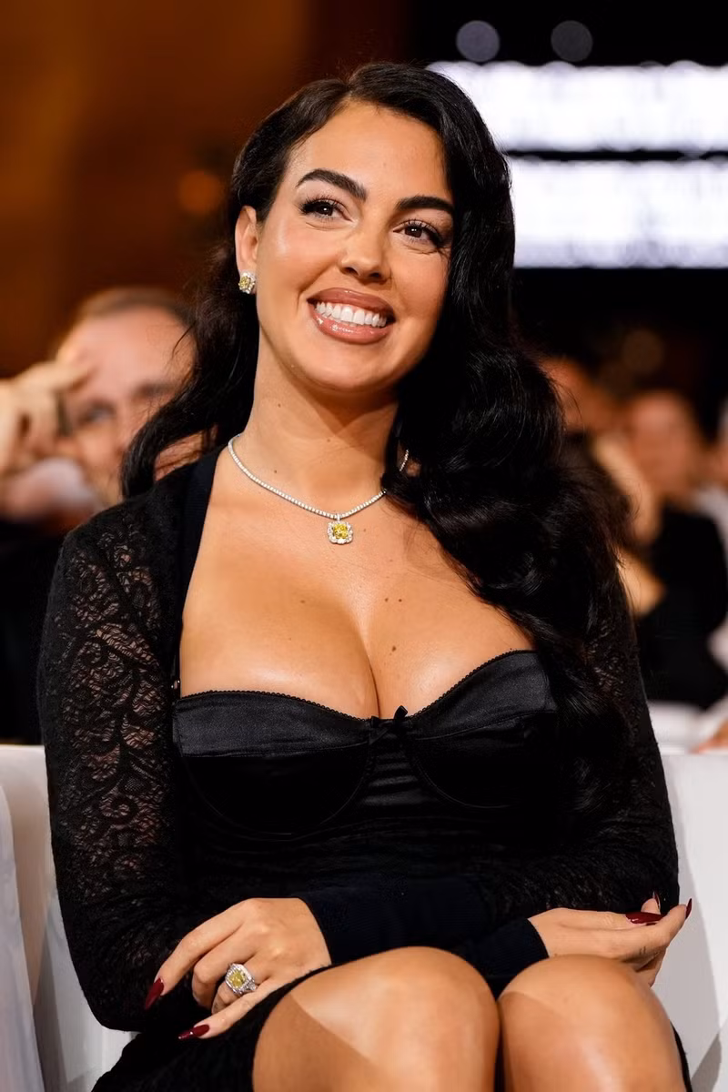 Cô nàng 30 tuổi rạng rỡ tại lễ trao giải Globe Soccer tối 27/12. ronaldo-02.jpg