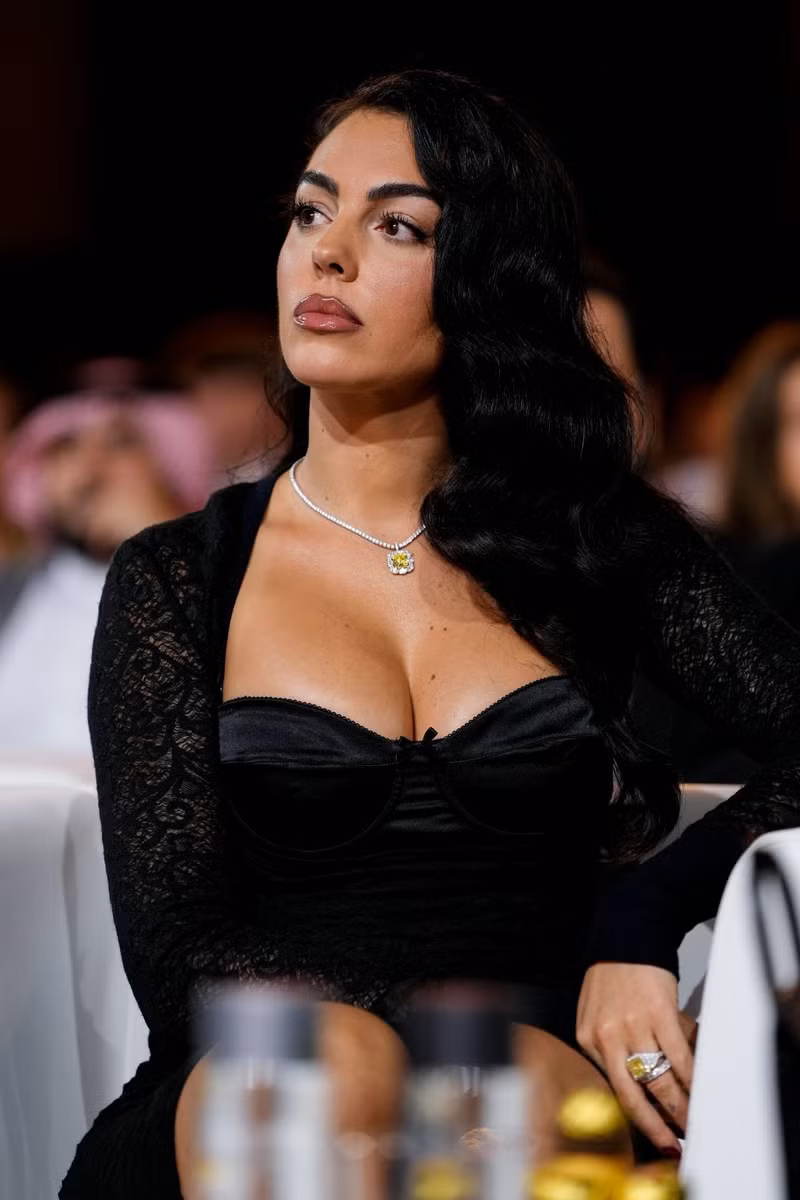 Nàng WAG khoe vẻ đẹp rạng rỡ... ronaldo-05.jpg