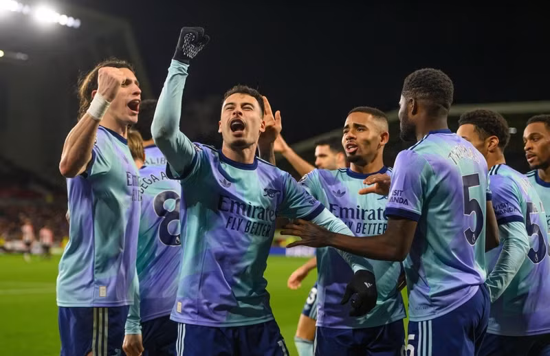 Các cầu thủ Arsenal vây quanh Gabriel Martinelli sau khi anh nâng tỷ số lên 3-1. arsenal-06.jpg