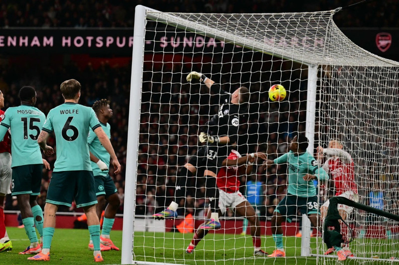 Pháo thủ London mở tỷ số nhờ bàn phản lưới nhà kỳ lạ của thủ thành Sam Johnstone. arsenal-2.jpg