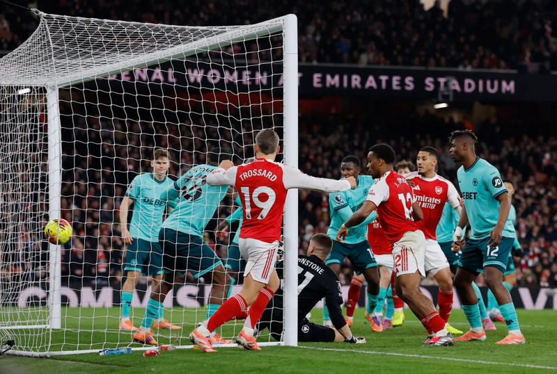 Bukayo Saka đá phạt góc dội cột chạm vào người thủ môn Sam Johnstone (áo đen) nảy vào lưới ở phút 70. arsenal-3.jpg