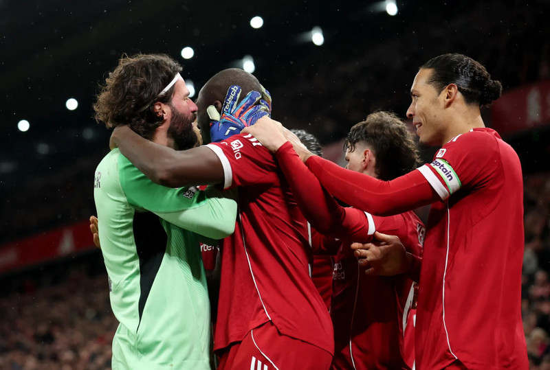 Các đồng đội vây quanh để chúc mừng bàn thắng, nhưng cũng để an ủi Ibrahim Konate khi cha anh vừa mới qua đời. 5-669.jpg