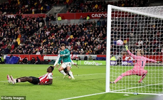 Milos Kerkez rút ngắn tỷ số xuống còn 1-2 cho Liverpool ở phút 45+5. liverpool-5.jpg