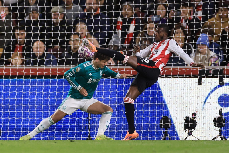Dango Ouattara mở tỷ số cho chủ nhà ở ngay phút thứ 5, trong khi Kevin Schade nâng tỷ số lên 2-0 ở phút 45. liverpool-4.jpg