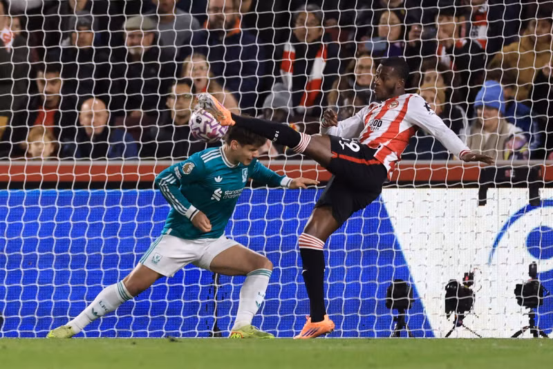 Dango Ouattara mở tỷ số cho chủ nhà ở ngay phút thứ 5, trong khi Kevin Schade nâng tỷ số lên 2-0 ở phút 45. liverpool-4.jpg