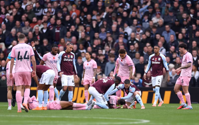 Cú va chạm kinh hoảng xảy ra giữa Tyler Adams và Adam Smith của Bournemouth ngay phút thứ 4 của chuyến làm khách tại Aston Villa. 1.jpg