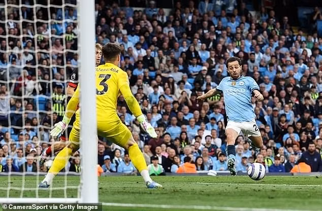 Bernardo Silva nhân đôi cách biệt ở phút 38, trong khi Nicolás González đưa đội chủ nhà dẫn trước 3-0 ở phút 89. man-city-12.jpg