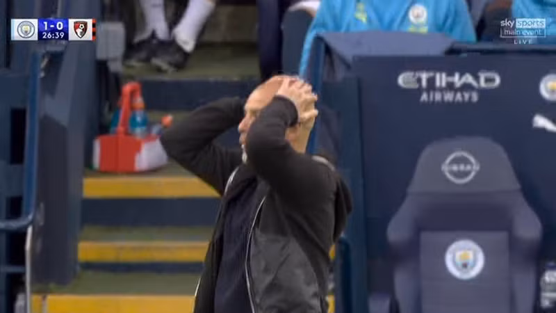 Chiến lược gia Pep Guardiola ôm đầu. Ông có lẽ không thể tin nổi vì sao thủ quân Man City có thể bỏ lỡ pha bóng ngon ăn đến vậy. man-city-5.jpg