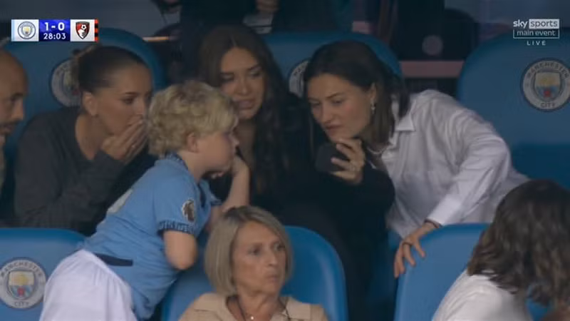 Khi đó, vợ và con trai của De Bruyne cũng có mặt trên khán đài sân Etihad. Họ ngỡ ngàng, thậm chí còn mở điện thoại xem lại pha chiếu chậm, không tin nổi chồng mình bỏ lỡ pha bóng ‘phá ra khó hơn đá vào’. man-city-6.jpg