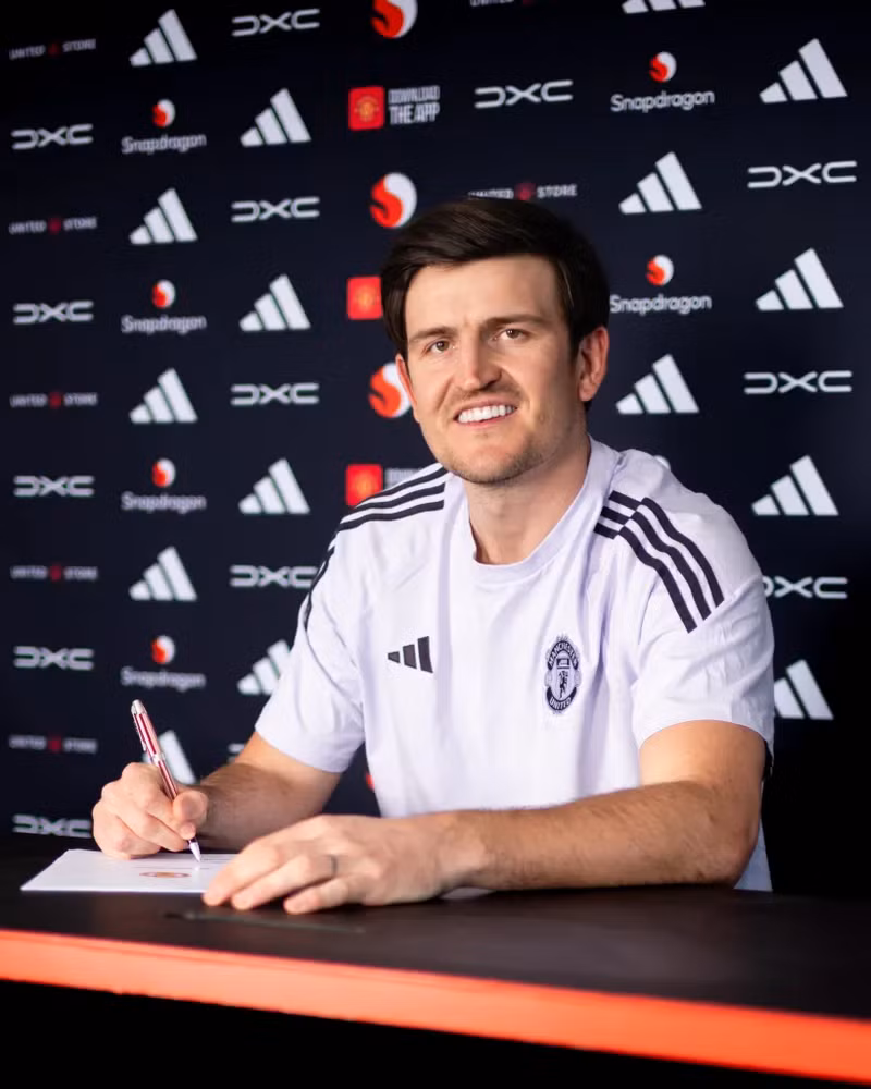 Ở chiều ngược lại, trung vệ Harry Maguire quyết định gắn bó với Quỷ đỏ thêm vài năm nữa. man-utd.png