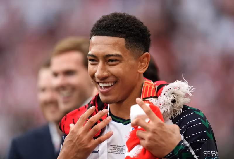 Jobe Bellingham, em trai ngôi sao Jude Bellingham (Real Madrid và tuyển Anh), mừng đội nhà Sunderland thăng hạng. sunderland-10.jpg