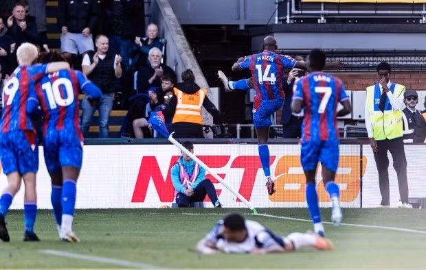 Cầu thủ người Pháp đá vào lá cờ điểm phạt góc để ăn mừng 8-9732-6592.jpg