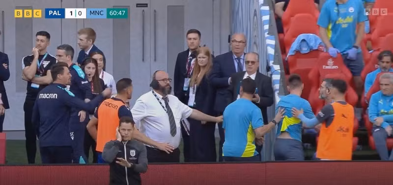 An ninh buộc phải vào cuộc mới giúp ổn định tình hình. man-city-12.jpg