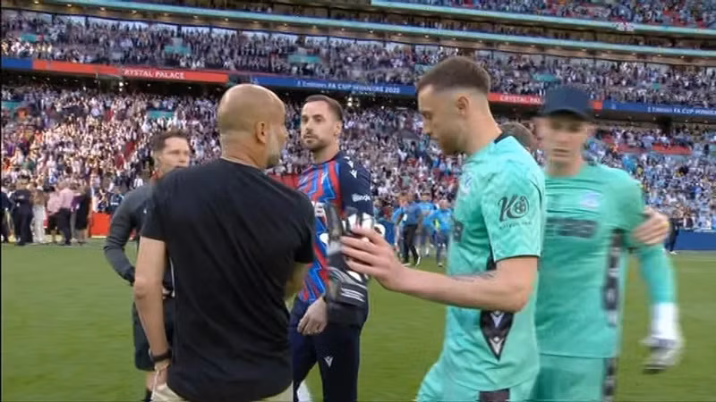 HLV Man City và thủ môn Crystal Palace đụng độ ngay sau khi trọng tài nổi còi mãn cuộc trận chung kết FA Cup trên sân Wembley khuya 17/5. man-city-1.jpg