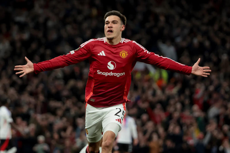 manuel-ugarte-manchester-united-celebrates-988202206.png