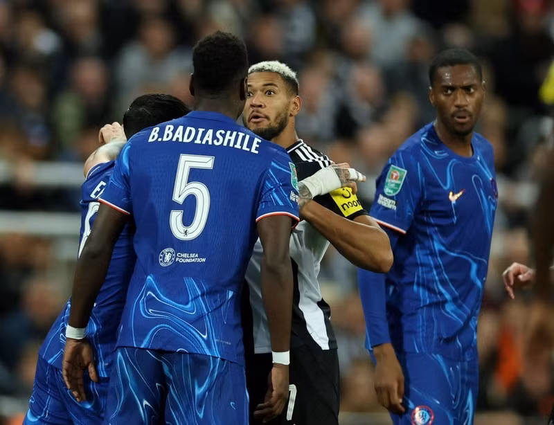 Cầu thủ 2 đội thách đố nhau ‘ăn thua đủ’. 6-4392.jpg