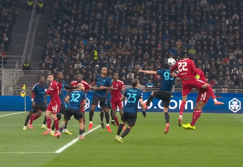 Trọng tài trước đó còn gây tranh cãi khi không công nhận bàn thắng của Liverpool ở phút 32. Khi đó, VAR xác định Virgil van Dijk đánh đầu sượt tay đồng đội Hugo Ekitike, trước khi đưa bóng về phía cầu môn để Ibrahima Konate đánh đầu nối cận thành tung lưới Inter Milan. liverpool-4.jpg