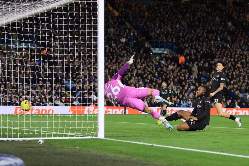 Trái lại, tân binh Antoine Semenyo đã tận dụng cơ hội gần như duy nhất để ghi bàn thắng cho Man City ở phút 45+2. man-city-4.jpg