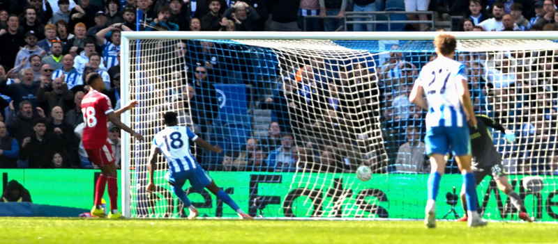 Lão tướng Danny Welbeck mở tỷ số cho Brighton với pha dứt điểm tuyệt vời ở phút 14. liverpool-4.png