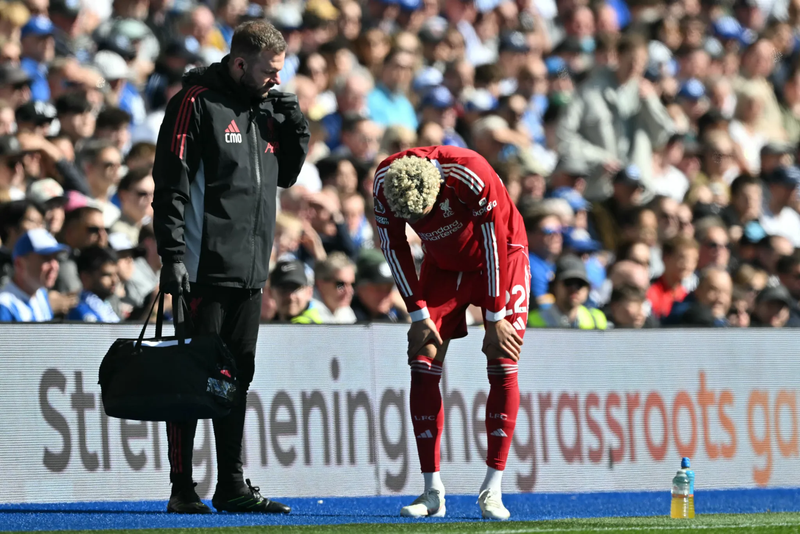 Tiền đạo người Pháp rời sân trong nước mắt. Chấn thương này có thể khiến anh lỡ những trận đấu quan trọng sắp tới của Liverpool cũng như khả năng cùng đội tuyển quốc gia dự World Cup 2026. liverpool-2.png