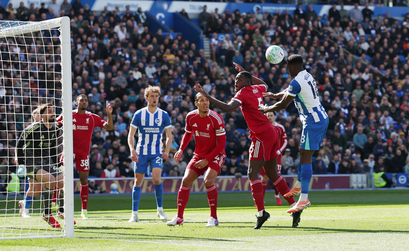 Không chỉ thiệt quân, Liverpool còn thua đối thủ chủ nhà vốn bị đánh giá thấp hơn trước giờ bóng lăn. Trận thua diễn ra trong bối cảnh cuộc đua cạnh tranh vị trí tốp 4 Ngoại hạng Anh vô cùng nóng bỏng. liverpool-3.png