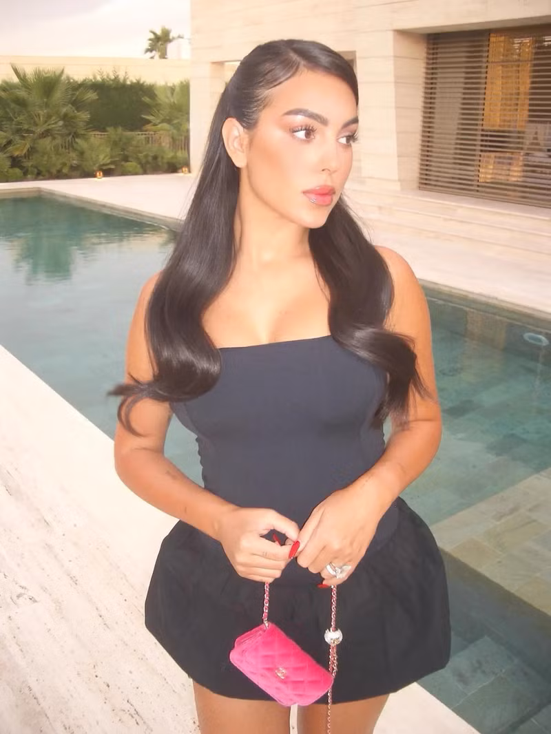 Georgina Rodriguez gây chú ý khi trong bài đăng mới nhất trên Instagram. 2.jpg
