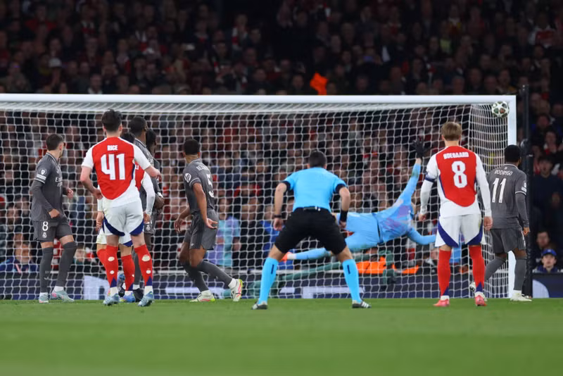 Declan Rice nâng tỷ số lên 2-0 ở phút thứ 70 và lần này vẫn là cú đá phạt hàng rào không thể cản phá. arsenal-3.jpg