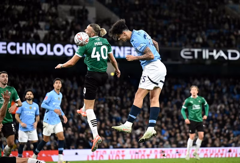 Nico O'Reilly tiếp tục sắm vai người hùng khi đánh đầu chính xác giúp Man City vươn lên dẫn trước 2-1 ở phút 76. man-city-07.jpg