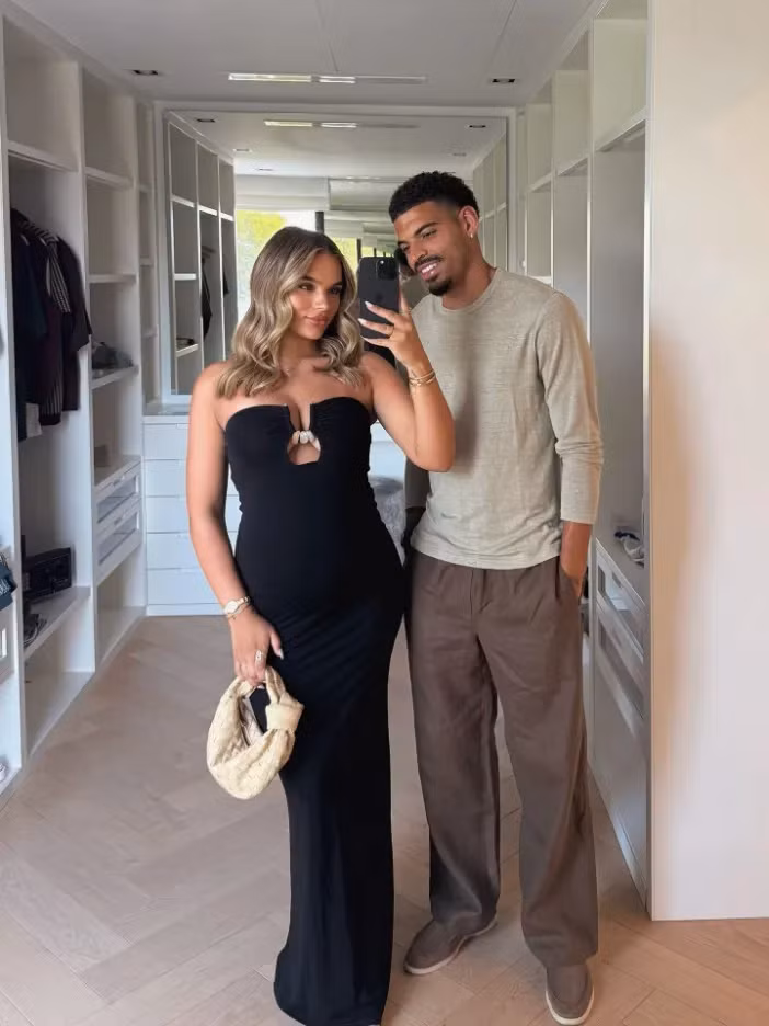 Trong một bức ảnh nổi bật, cô diện chiếc váy đen ôm sát, khoe vóc dáng gợi cảm trong buổi hẹn hò lãng mạn. 3-3037.png