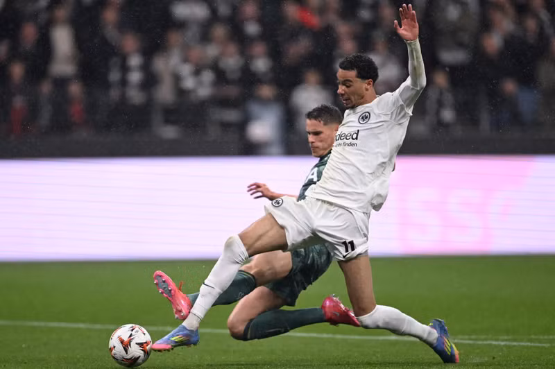 Họ đứng vững khi liên tục bị chủ nhà vây hãm. tottenham-07.jpg