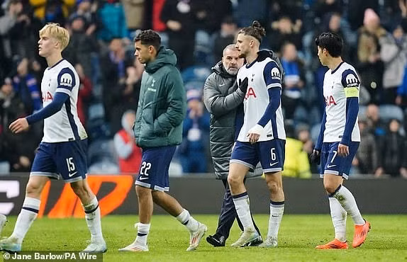 Trong khi đó, đại diện Anh khách là Tottenham gây thất vọng khi hoà chủ nhà Rangers 1-1. 9-tth.jpg