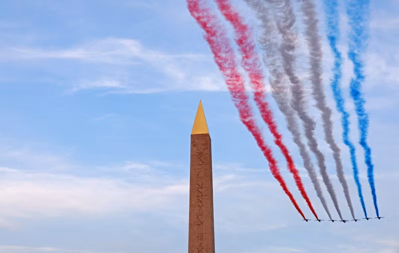 Toàn cảnh trong lễ khai mạc khi đội bay biểu diễn Patrouille de France bay qua Đài tưởng niệm Luxor tại Quảng trường Concorde. 6.jpg