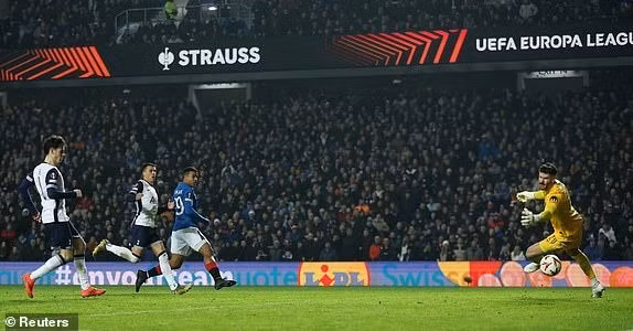 Hamza Igamane mở tỷ số cho đại diện Scotland ở phút 47. 10.jpg