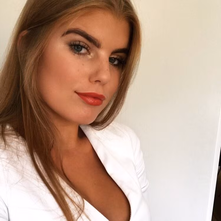 Siêu mẫu trẻ Theresa Sommer đang xuất hiện liên tục trên các mặt báo sau khi hẹn hò với huyền thoại bóng đá hơn mình tới 38 tuổi. 11.jpg