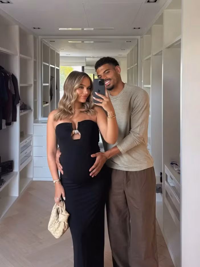 Nàng WAG người Nam Phi có hơn 270.000 người theo dõi trên Instagram. 4-3837.png