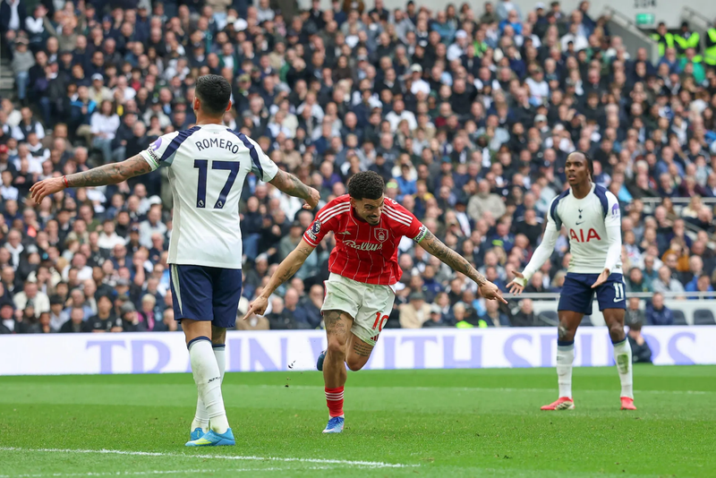 Morgan Gibbs-White, trong thế không bị kèm, đã ghi bàn thắng thứ hai, khiến Tottenham đánh mất tinh thần và sụp đổ.. 5-1354.png