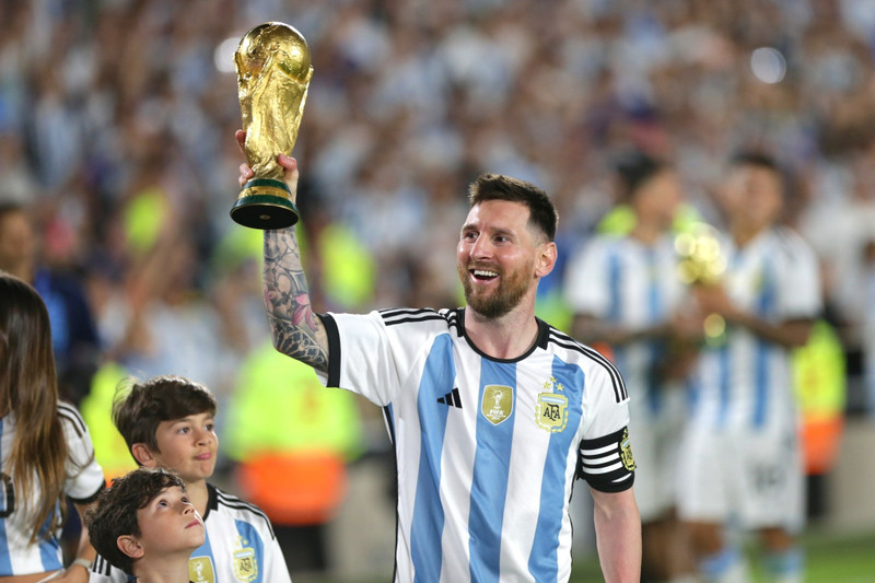 4. Đội trưởng đầu tiên vô địch World Cup 2 lần: Nếu Argentina đăng quang tại World Cup 2026, Messi sẽ trở thành cầu thủ đầu tiên nâng cúp vàng thế giới 2 lần với tư cách đội trưởng. mesi.jpg