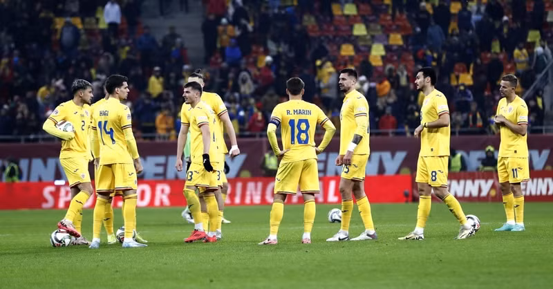 Còn các cầu thủ Romania cảm thấy bối rối với quyết định của đội khách, họ đứng như ‘trời trồng’ trên sân. 7.jpg