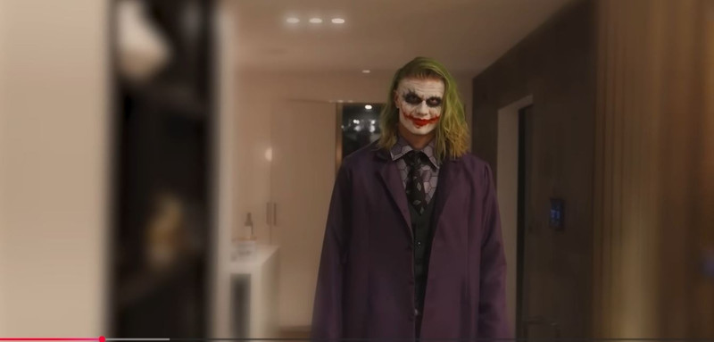 Haaland hoàn thiện diện mạo mới với mái tóc xanh lá cây và chiếc áo khoác màu tím mang tính biểu tượng của nhân vật Joker. 5.jpg