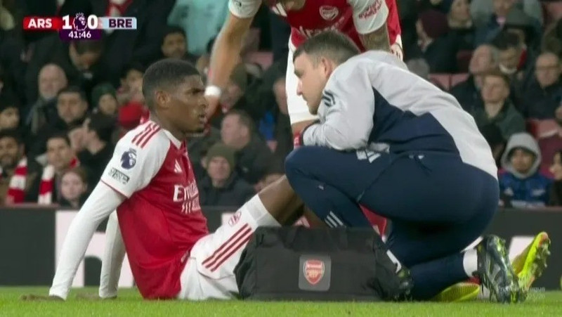 Hậu vệ của Pháo thủ London không thể tiếp tục thi đấu trước giờ nghỉ giải lao. arsenal-3.jpg