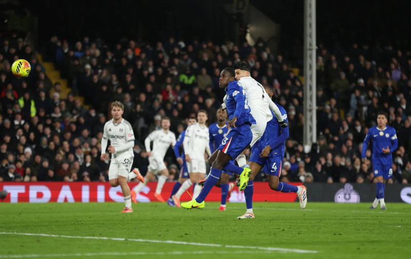 Chơi hơn người nhưng cũng phải đến phút 55 thì Raul Jimenez mới đua Fulham vượt lên dẫn trước. chelsea-5-1487.jpg