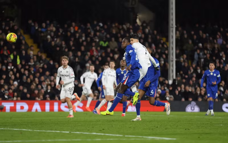 Chơi hơn người nhưng cũng phải đến phút 55 thì Raul Jimenez mới đua Fulham vượt lên dẫn trước. chelsea-5-1487.jpg