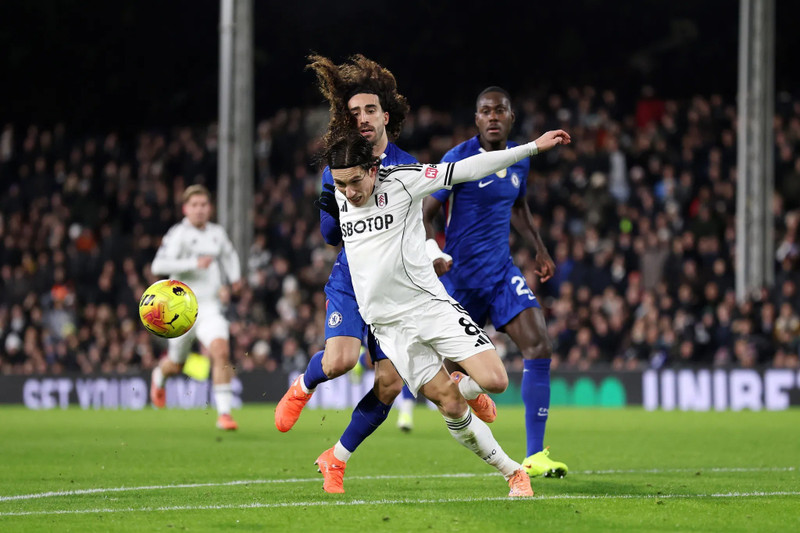 Marc Cucurella phạm lỗi với Harry Wilson bên phía chủ nhà Fulham ở phút 22. chelsea-1.jpg