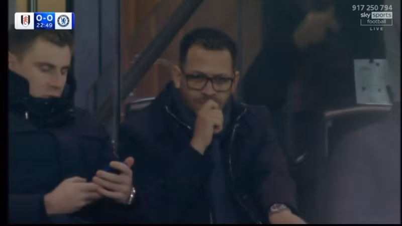 Chứng kiến tình huống trên, tân HLV Chelsea Liam Rosenior tỏ rõ sự không hài lòng. Trận này, Chelsea được dẫn dắt bởi tạm quyền Calum McFarlane nhưng từ trận tới ‘ghế nóng’ sẽ do HLV Liam Rosenior đảm nhiệm. chelsea-4.jpg